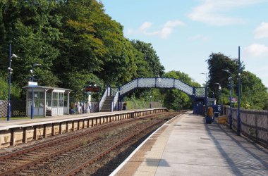 Kumlar üzerinde grange, cumbria, Birleşik Krallık - 16 Eylül 2021: Arnside 'daki tren istasyonu binasının manzarası kumlar üzerinde kumlar üzerinde kumsal manzarası