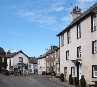 Cartmel, cumbria, Birleşik Krallık - 16 Eylül 2021: Köy meydanı ve Cartmel cumbria 'da alışveriş yapan insanlar