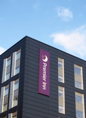 Leeds, Batı Yorkshire, Birleşik Krallık - 25 Ağustos 2021: Leeds 'deki Whitehall Yolu' nda bir otelin köşesinde logo ve pankart