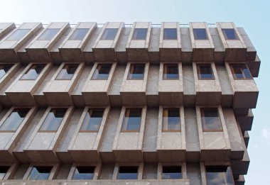 Leeds, Batı Yorkshire, Birleşik Krallık - 25 Ağustos 2021: 1969 'da İngiltere Bankası' nın bir şubesi olarak inşa edilen Leeds 'teki barbar banka binasının dışı.