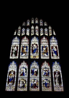 Kumlar üzerindeki grange, cumbria, birleşik krallık - 16 Eylül 2021: 19. yüzyıl mozaik penceresi azizlere ve Cumbria 'daki ortaçağ cartmel manastırındaki İsa' nın doğumuna adanmıştır.