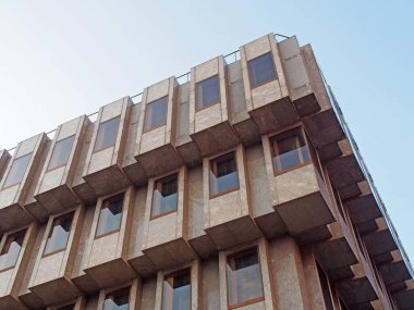 Leeds, Batı Yorkshire, Birleşik Krallık - 25 Ağustos 2021: 1969 'da İngiltere Bankası' nın bir şubesi olarak inşa edilen Leeds 'teki barbar banka binasının dışı.