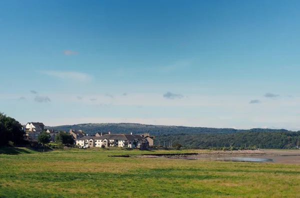 Vista Aldeia Arnside Margem Kent Rio Com Paisagem Circundante — Fotografia de Stock