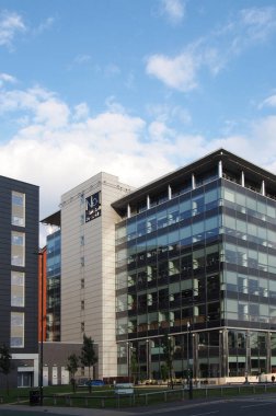 Leeds, Batı Yorkshire, Birleşik Krallık - 25 Ağustos 2021: Leeds 'deki Whitehall Yolu' ndaki 1 Numaralı Beyaz Saray Ofis Geliştirme 'de logo ve pankart