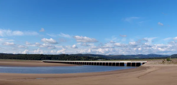 クンブリア州の南の湖地域にある11の鉄道の水路と川と一緒にビーチのパノラマビュー — ストック写真