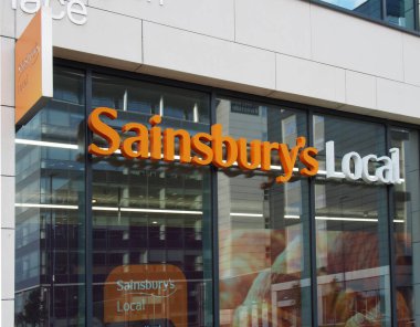 Leeds, Batı Yorkshire, Birleşik Krallık - 25 Ağustos 2021: Leeds şehir merkezinde Sainsbury 'nin yerel süpermarketinin bir şubesinin üzerinde imza