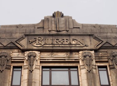Halifax, Batı Yorkshire, Birleşik Krallık - 18 Ağustos 2021: Marka adı ve Art deco tarzı fil Halifax West Yorkshire 'daki eski Montague Burton binalarının üzerinde.