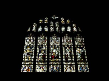 Kumlar üzerinde grange, cumbria, birleşik krallık - 16 Eylül 2021: 19. yüzyıl mozaik penceresi Cumbria 'daki ortaçağ cartmel manastırında azizlere adanmıştır.