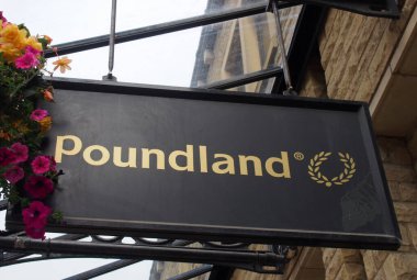 Halifax, Batı Yorkshire, Birleşik Krallık - 18 Ağustos 2021: Halifax şehir merkezinde bir poundland indirim mağazasının üzerinde imza