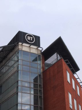Leeds, Batı Yorkshire, Birleşik Krallık - 25 Ağustos 2021: Holbeck Leeds 'deki BT ofislerinin logosu