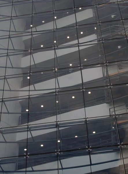 Соединяющие Лестницы Полы Современном Стеклянном Офисном Здании Освещенном Сумерках — стоковое фото