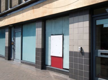 Terk edilmiş ana cadde ya da mağaza önü tahta kaplı ve pencereleri kapalı