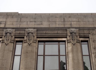 Halifax, Batı Yorkshire, Birleşik Krallık - 18 Ağustos 2021: Marka adı ve Art deco tarzı fil Halifax West Yorkshire 'daki eski Montague Burton binalarının üzerinde.