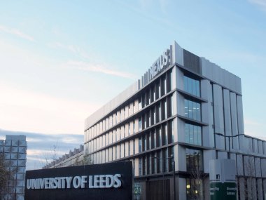 Leeds, Batı Yorkshire, Birleşik Krallık - 17 Aralık 2021: Leeds Üniversitesi 'nin kampüs girişindeki işyeri binası ve imzası