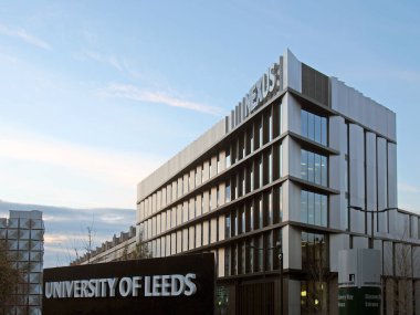 Leeds, Batı Yorkshire, Birleşik Krallık - 17 Aralık 2021: Leeds Üniversitesi 'nin kampüs girişindeki işyeri binası ve imzası