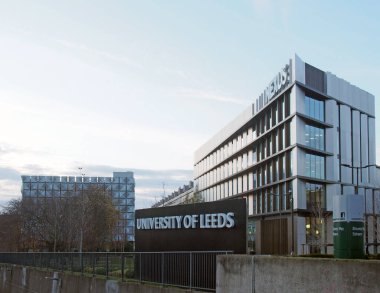 Leeds, Batı Yorkshire, Birleşik Krallık - 17 Aralık 2021: Leeds Üniversitesi 'nin kampüs girişindeki işyeri binası ve imzası
