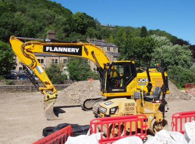 Hebden Köprüsü, Batı Yorkshire, Birleşik Krallık - 12 Haziran 2021: İnşaat alanında logosu ve kedi paten kamyonu olan bir jcb kazıcı aracına yakın çekim