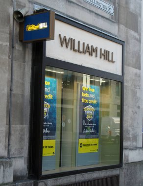 Leeds, Batı Yorkshire, Birleşik Krallık - 9 Aralık 2021: Leeds şehir merkezindeki camında posterleri olan William Hill bahis dükkanı