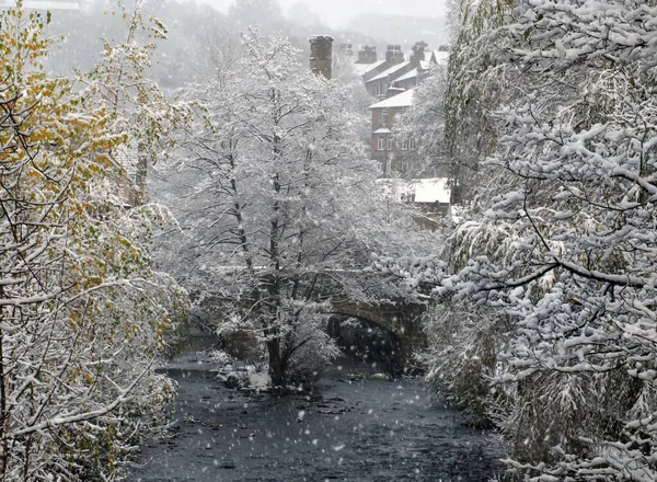 Schneefall Über Dem Fluss Der Westyorkshire Stadt Hebden Bridge — Stockfoto