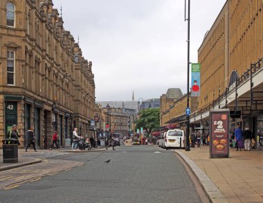 Halifax, Batı Yorkshire, Birleşik Krallık - 18 Ağustos 2021: Halifax Batı Yorkshire 'daki pazar caddesinde yürüyen insanlar