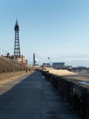 Öğleden sonra şehir binalarıyla gezinti alanından Blackpool kulesinin ve güney iskelesinin manzarası