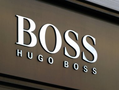 Leeds, Batı Yorkshire, Birleşik Krallık - 17 Mart 2022: Leeds şehir merkezindeki hugo patronu perakende mağazasının girişinin üzerinde imza