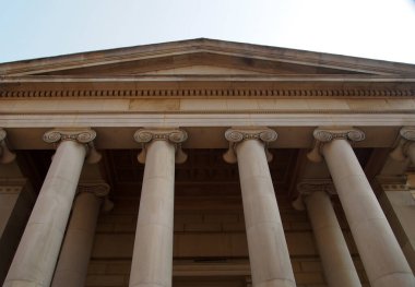 Tarihi 19. yüzyıl Manchester Galerisi 'nin ön cephesindeki klasik sütunların sokak manzarası