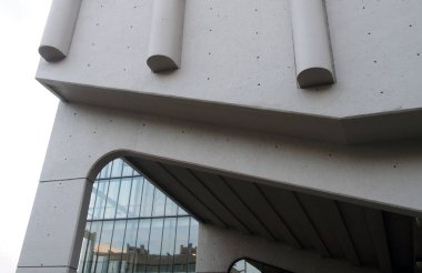 Leeds, Batı Yorkshire, Birleşik Krallık - 17 Aralık 2021: Chamberlain Powell ve Bon 1970 'te Leeds Üniversitesi' ndeki Roger Stevens binasının ayrıntılarını kapatın.