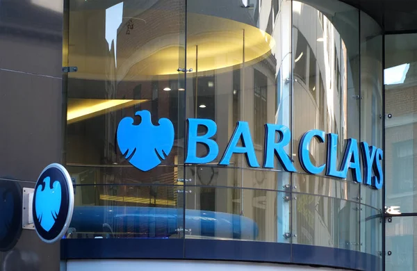 Leeds, Batı Yorkshire, Birleşik Krallık - 27 Mart 2022: Leeds şehir merkezinde bir şubenin veya Barclays bankasının penceresinde imza ve logo