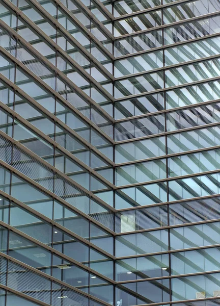 全景现代城市写字楼抽象与几何形状和建筑物反映在蓝色玻璃窗 — 图库照片