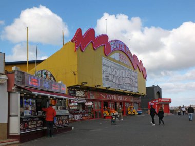 Blackpool, Lancashire, Birleşik Krallık - 5 Mart 2022: Blackpool güney rıhtımına giriş ve sokaktaki insanların yiyecek satın aldığı eğlence alanı