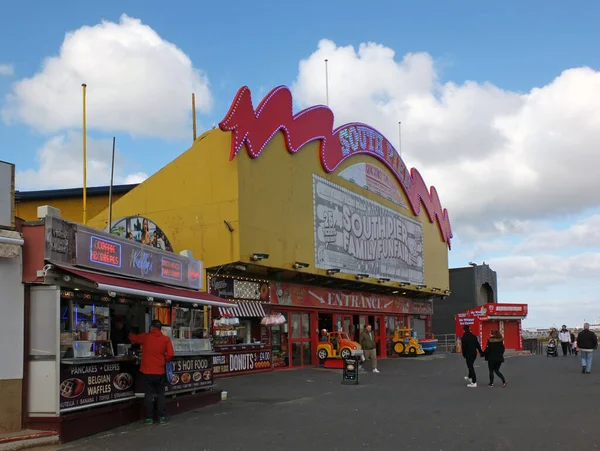 Blackpool, Lancashire, Birleşik Krallık - 5 Mart 2022: Blackpool güney rıhtımına giriş ve sokaktaki insanların yiyecek satın aldığı eğlence alanı