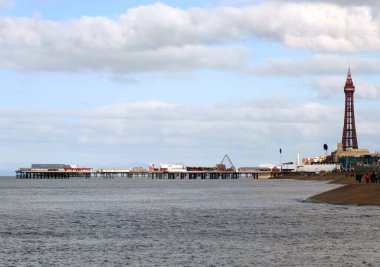 Blackpool, Lancashire, Birleşik Krallık - 5 Mart 2022: Blackpool 'un merkezi rıhtım binaları ve mavi bulutlu gökyüzü olan kulesinin panoramik görüntüsü