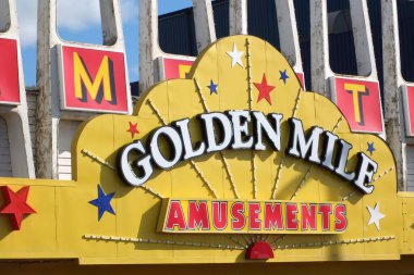 Blackpool, Lancashire, Birleşik Krallık - 5 Mart 2022: Blackpool 'daki altın mil eğlence atölyesinin üzerinde imzala