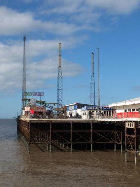 Blackpool, Lancashire, İngiltere - 5 Mart 2022: Blackpool güney rıhtımında ve lunaparkta insanlar dışarıda ve lunapark gezileri