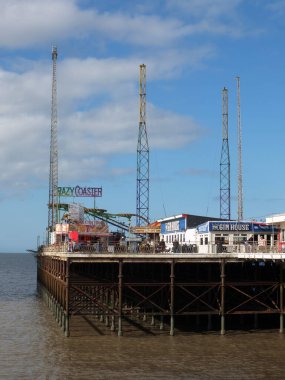 Blackpool, Lancashire, İngiltere - 5 Mart 2022: Blackpool güney rıhtımında ve lunaparkta insanlar dışarıda ve lunapark gezileri
