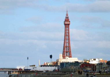 Blackpool, Lancashire, Birleşik Krallık - 5 Mart 2022: Merkez iskelesi, binaları ve gökyüzü mavi bulutlu olan kulesi ile Blackpool 'un güney ucu manzarası