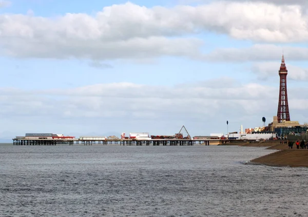 Blackpool, Lancashire, Birleşik Krallık - 5 Mart 2022: Blackpool 'un merkezi rıhtım binaları ve mavi bulutlu gökyüzü olan kulesinin panoramik görüntüsü
