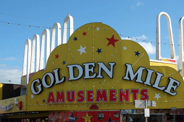 Blackpool, Lancashire, Birleşik Krallık - 5 Mart 2022: Blackpool 'daki altın mil eğlence atölyesinin üzerinde imzala