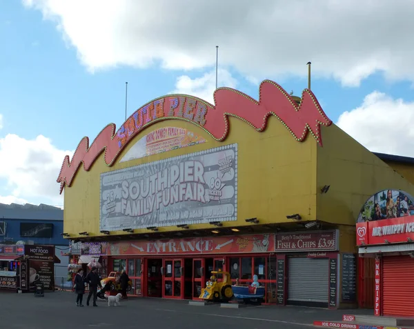 Blackpool, Lancashire, İngiltere - 5 Mart 2022: Blackpool güney rıhtımının girişi ve dışarıdaki insanlar