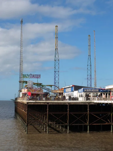 Blackpool, Lancashire, İngiltere - 5 Mart 2022: Blackpool güney rıhtımında ve lunaparkta insanlar dışarıda ve lunapark gezileri