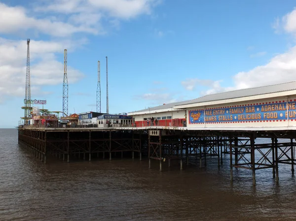 Blackpool, Lancashire, Birleşik Krallık - 5 Mart 2022: Blackpool güney rıhtımı ve bar ve lunapark araçları manzarası