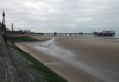 Blackpool 'un güney rıhtımının manzarası ve kumsalı olan gri bulutlu bir kule.