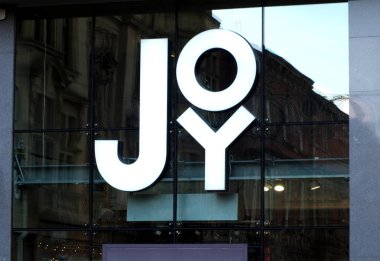 Leeds, Batı Yorkshire, Birleşik Krallık - 17 Mart 2022: Leeds şehir merkezindeki eğlence moda mağazasının üzerinde imza