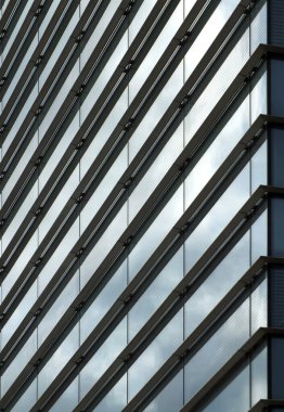Mavi cam pencerelere yansıyan geometrik şekilleri ve binaları olan tam kare modern ofis mimarisi