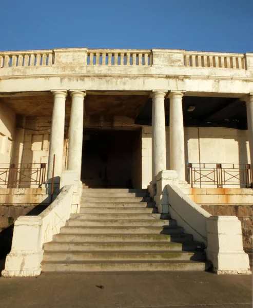 19. yüzyıldaki eski sığınakları kapatın ve merdivenleri gezinti güvertesinden kuzey Blackpool 'daki sahil yoluna bağlayın.