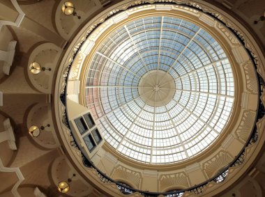 Blackpool, Lancashire, İngiltere - 5 Mart 2022: Blackpool 'daki tarihi kış bahçeleri binasının girişindeki cam kubbe