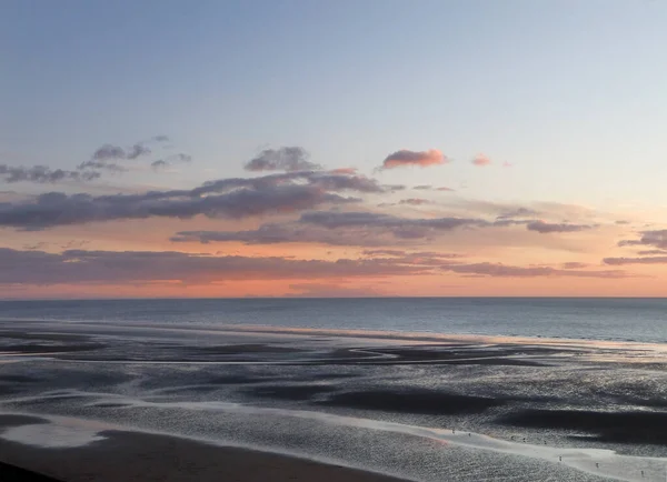 Twilight Beach Scene Darkening Pink Sunset Sky Clouds Reflected Calm — Stock Photo, Image