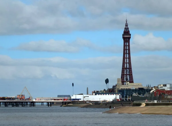 Blackpool, Lancashire, Birleşik Krallık - 5 Mart 2022: Güneyden Blackpool manzaralı, merdivenlerde dalgalar kırılıyor, insanlar gezinti güvertesinde ve orta mil ve kulede