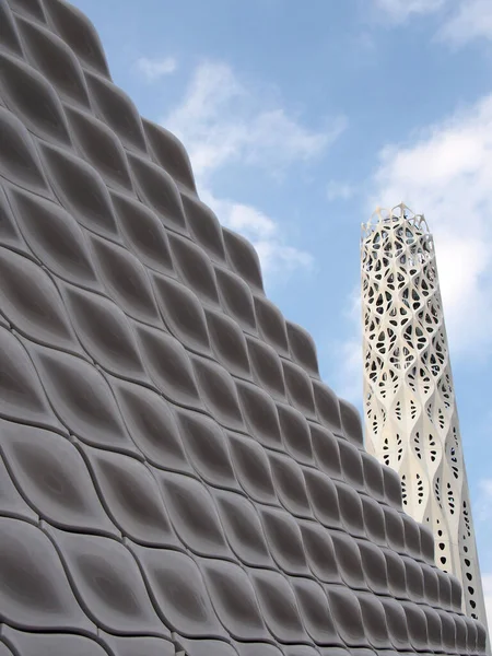 Manchester, Birleşik Krallık - 24 Mart 2022: Manchester Enerji Merkezi binası ve şehir merkezindeki ışık kulesi